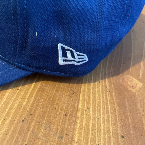 New Era Cleveland Indians Cap with Embroidered Script Logo Gwnuine MLB - Picture 4 of 7